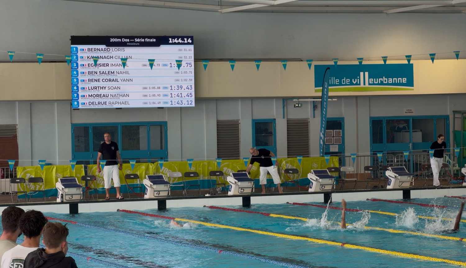 L'écran géant en compétition (200m dos, série finale)
